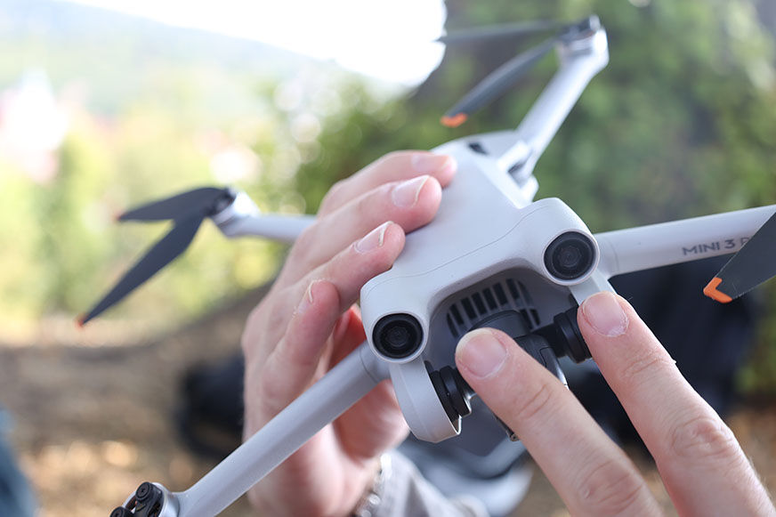 Die zwei Augen auf der Vorderseite der DJI Mini 3 Pro sind die vorderen Hindernissensoren.